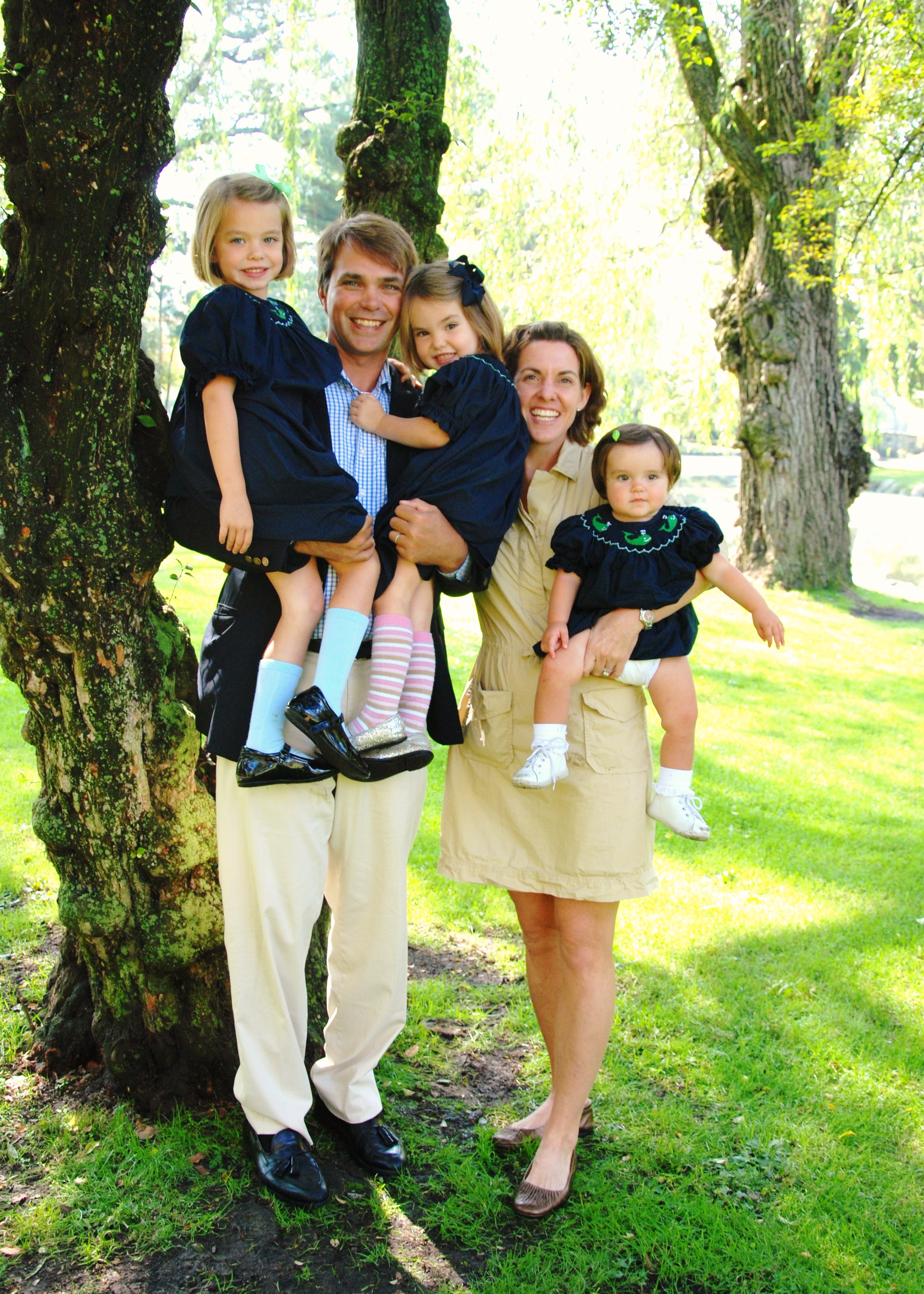 DSC_0451verticlehandsomefamily.jpg